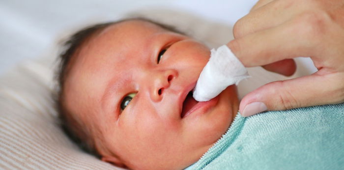 Parents' Guide: 4 steps kung paano linisin ang dila ng baby