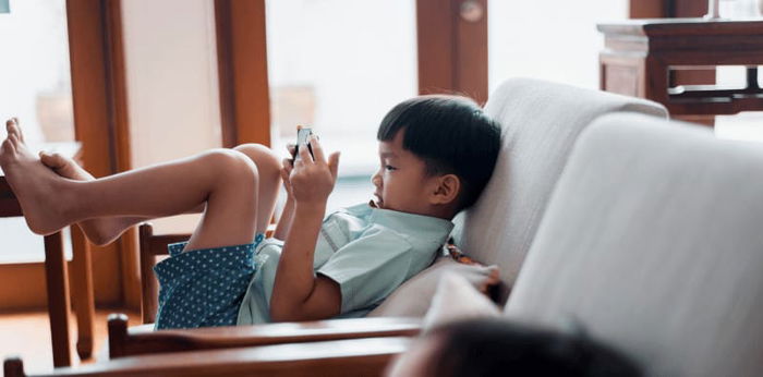Study: Too much screen time leads to underdeveloped language and literacy skills