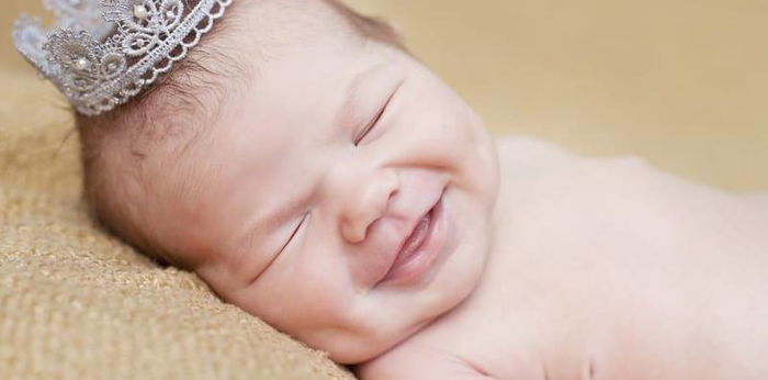 Bakit ngumingiti ang baby pag tulog? Normal ba ito?