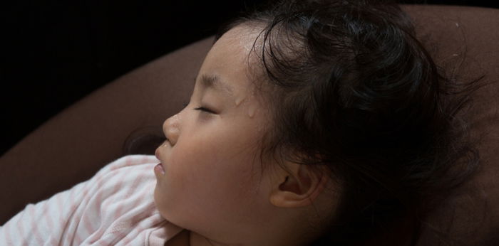 Anong dahilan ng malamig na pawis ng baby?