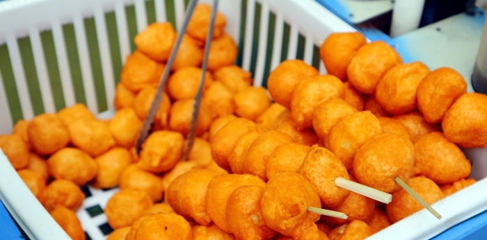 Ang reyna ng streetfood na Kwek-kwek na pinasarap ng special manong sauce