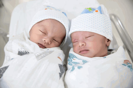tips for breastfeeding twins