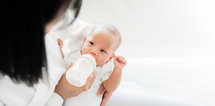 Bottle-fed o dumedede si baby sa bote? 7 senyales na busog na si baby
