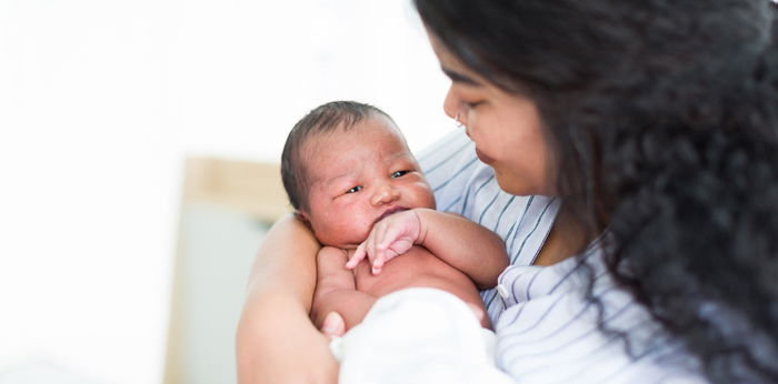 Bakit umiitim si baby kahit maputi naman siya nang ipinanganak—normal ba ito?