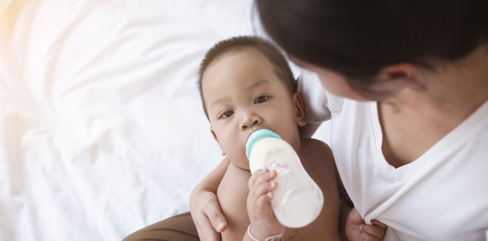 Can baby hold his own bottle? 6 ways to teach him how to self-feed