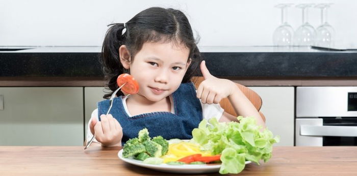 Iba't ibang benepisyo ng pagkain ng gulay at prutas para sa mga bata
