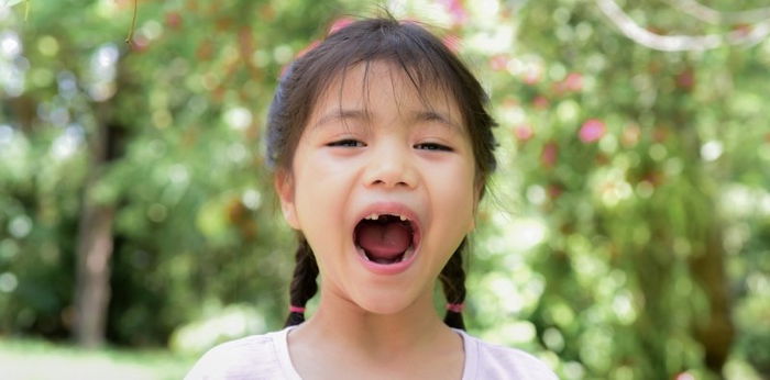 Umuuga na ang ngipin ng bata? 8 na bagay na dapat mong malaman bago mo ito bunutin