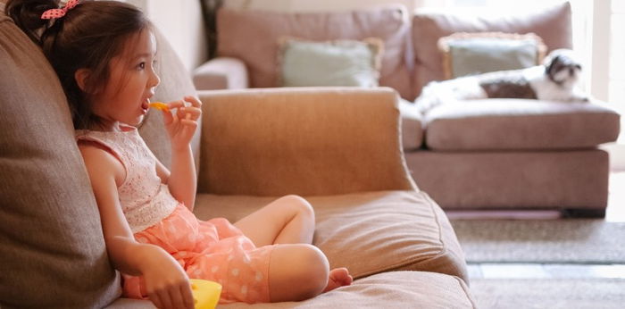 Is it bad to let baby watch TV while eating? Distraction Feeding and its effects