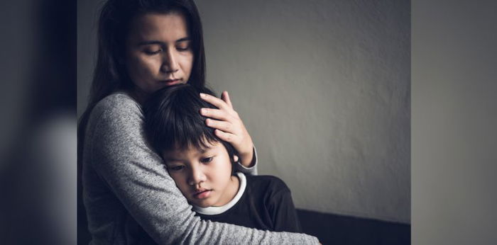 Hindi makitaan ng emosyon ang iyong anak? 4 sintomas na mayroong siyang Reactive Attachment Disorder