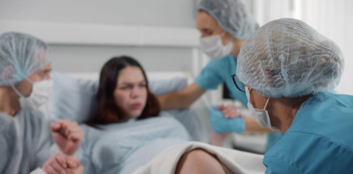 What are the labor signs of twin pregnancy that mothers should know