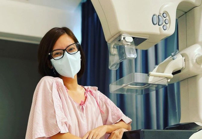 Maya Gold bilan porno Qizi onasining mushukini yalaydi