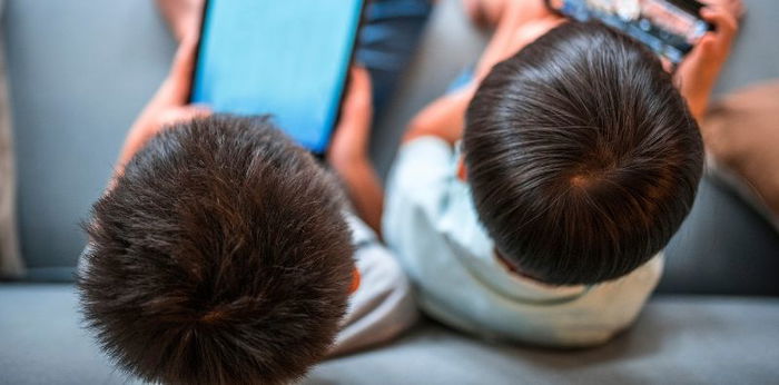 Mahilig sa social media ang anak? 5 tips para i-guide ang inyong kids sa mga nakikita online
