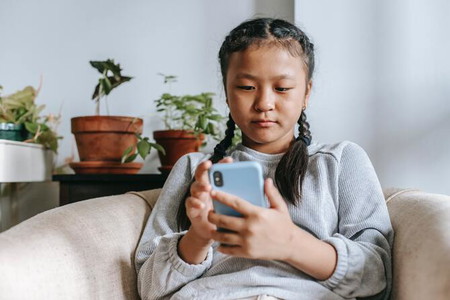 paano i-guide ang bata sa mga nakikita online