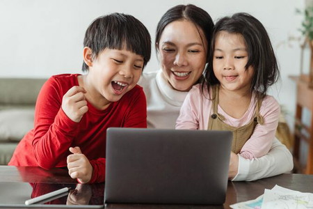 paano i-guide ang bata sa mga nakikita online