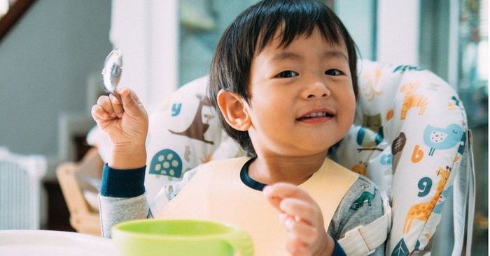 How to teach baby to eat by himself? Why all the mess is totally worth it!