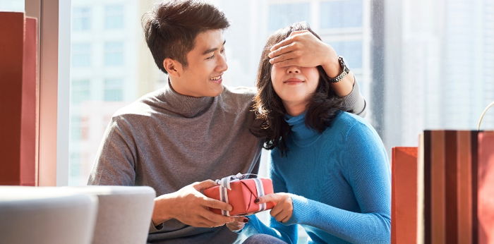 Nahihiyang sabihin sa iyong asawa na gusto mo ng regalo o may gusto ka? Ito ang ilang tips