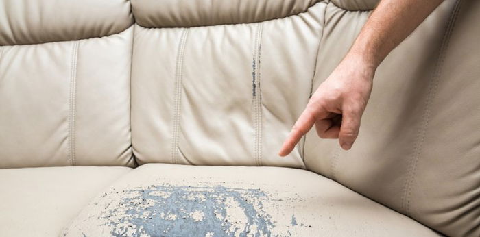 Bangkay ng babae na isang taon na umanong patay, natagpuan sa isang sofa sa loob ng apartment