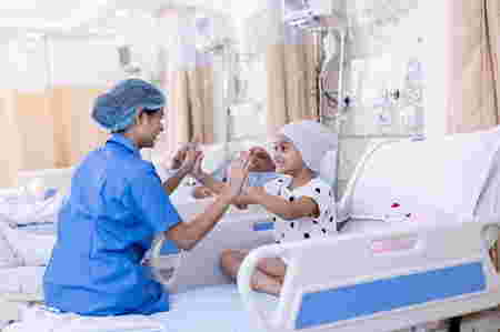 magulang na may anak na may cancer
