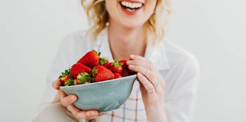 Behind the sour taste, here are 15 benefits of strawberries for breastfeeding mothers
