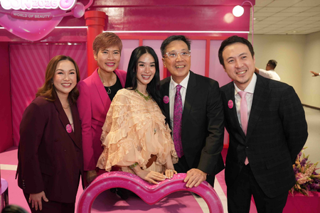 Heart Evangelista joins Dr. Malina Ngai, Group CEO of AS Watson, Kim Reyes, Beauty Business Unit and Commercial Service Division Director of Watsons Philippines, Robert Sun Regional Managing Director, H&B Asia, and International Commercial Director of AS Watson, and Jefferson Go Chief Operating Officer of Watsons Philippines for a photo moment at BEAUTYCON 2026.