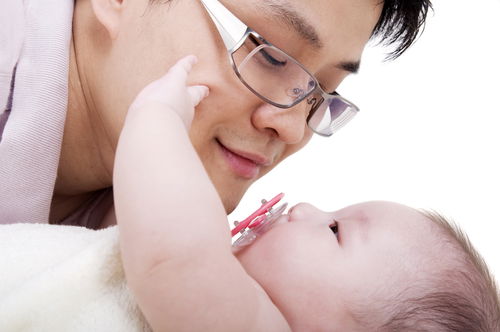 Bonding dads bond with the newborn