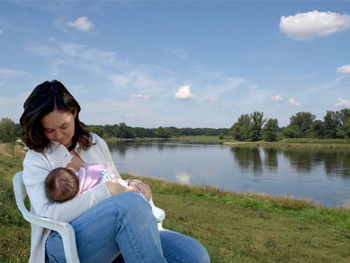 Singapore-mother-breastfeeding-in-public