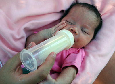 Infant dies from feeding at home