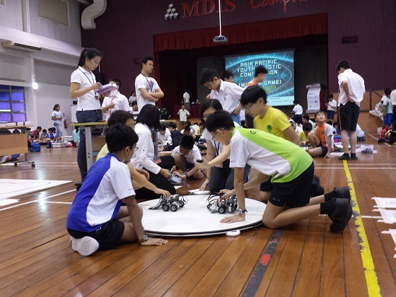 Kids battle it out – one robot at a time