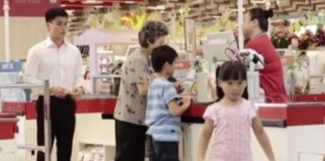 This young man extends a REMARKABLE helping hand to struggling family!