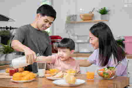 family eating - diarrhoea in children article