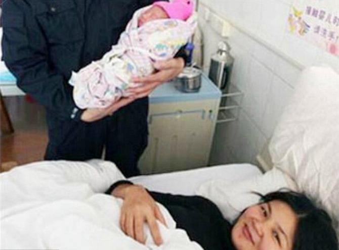 Chinese woman gives birth on a motorcycle!