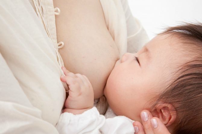 How can you tell if your baby is ready to feed?