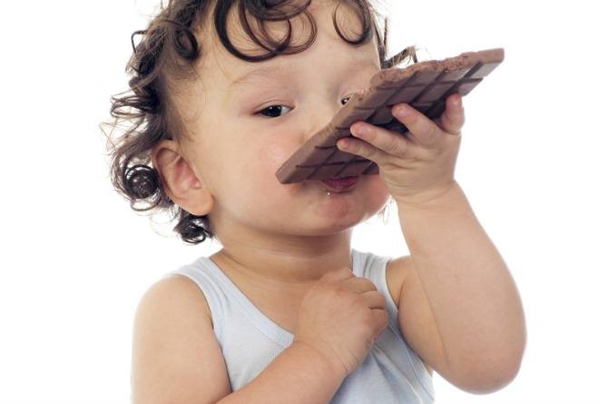 Here’s Why and When You Should Let Your Toddler Snack