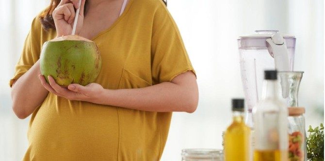 8 Wonderful Effects of Coconut Water For Pregnancy
