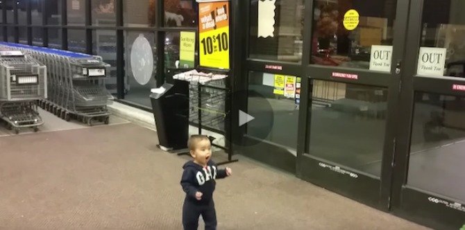 Kid's reaction to automatic sliding doors