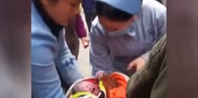 Pedestrians help mum-to-be give birth on the street in China!