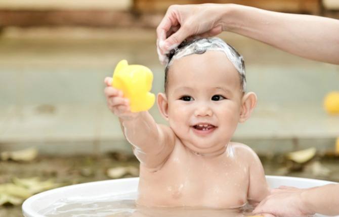 Baby's bath time: A moment of bonding, play and learning