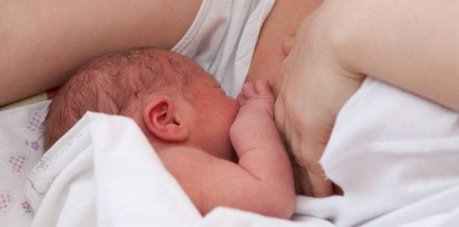 Newborn chokes on his mum’s milk during breastfeeding
