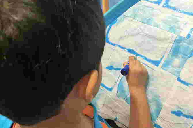 src=https://sg admin.theasianparent.com/wp content/uploads/sites/12/2016/03/teach kids how to write 1.jpg photo tanda autisme pada kanak-kanak, anak lambat bercakap, ciri-ciri autisme, cara mengajar anak autisme, tanda awal autisme, simptom autisme,