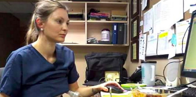 This photo proves that nursing mums are the best multitaskers alive