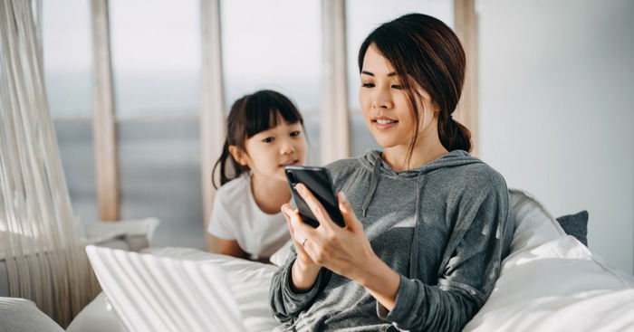 Cellphone-distracted Parenting Hinders Your Child’s Brain Development, Says Study