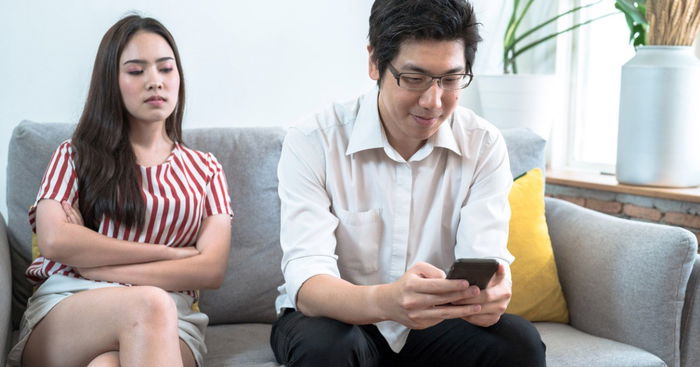 7 Signs That You Might Already Be Having an Emotional Affair