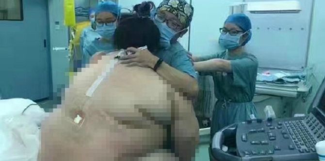 127kg woman gives birth, 16 medical staff needed to deliver baby