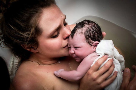 10 Breathtaking Photos Of Moms Holding Their Babies For The First Time