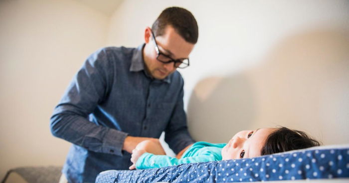 10 Secret Thoughts Going Through Daddy's Head When He's Asked to Change the Diaper
