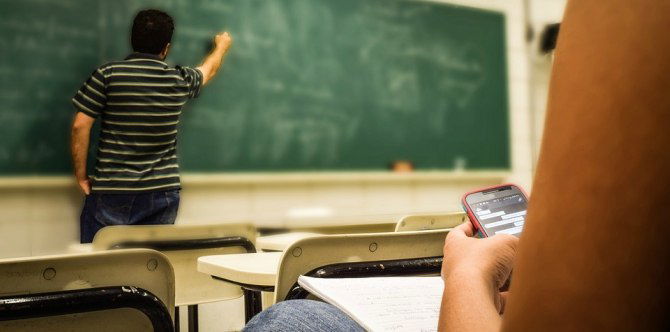France to start banning mobile phones in schools completely this 2018