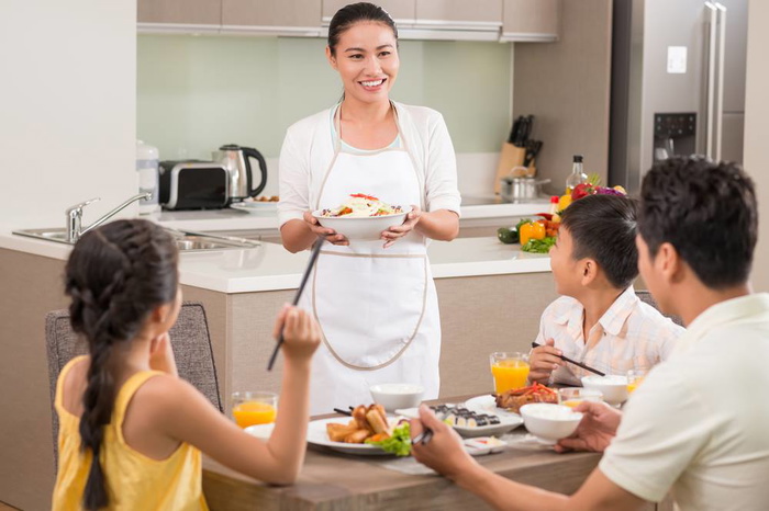 Survey says mums sacrifice their own nutrition. Is anyone surprised?