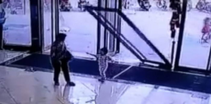Glass door falls on toddler: Safety warning for parents