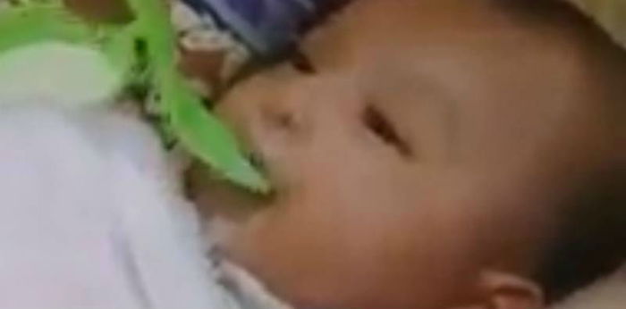 Parents Feed Their Newborn Baby Porridge, Netizens Angered