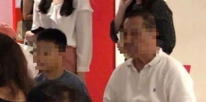 Rude Singaporean customer allegedly hurls verbal abuse at  Chinese cleaner